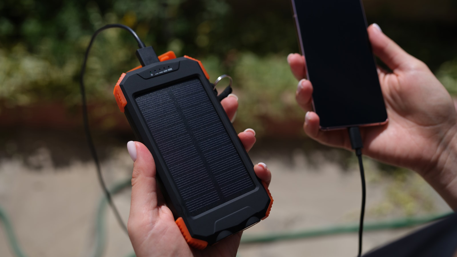 powerbank solar cargando un móvil